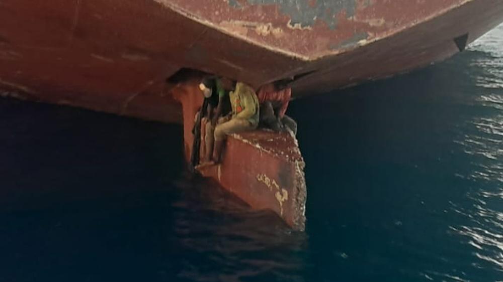 當地報道指,這艘運載石油及化學品的貨輪抵達當地後,1名經過現場的燈塔工人發現船舵上坐著幾個人,隨即通知西班牙海岸警衛隊。(Twitter)