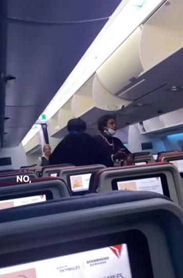 空姐卻認為Cory Lee只是不想落機,甚至出言恐嚇說如果他不落機,他們可以請TSA警員過來,帶槍護送他。(IG)