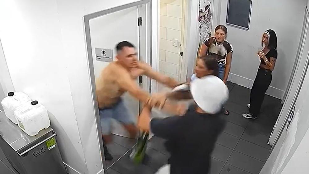 上身赤裸的Billy Fallon開門後二話不說就衝去攻擊清潔工,二人在地上扭打成一團。(Twitter)