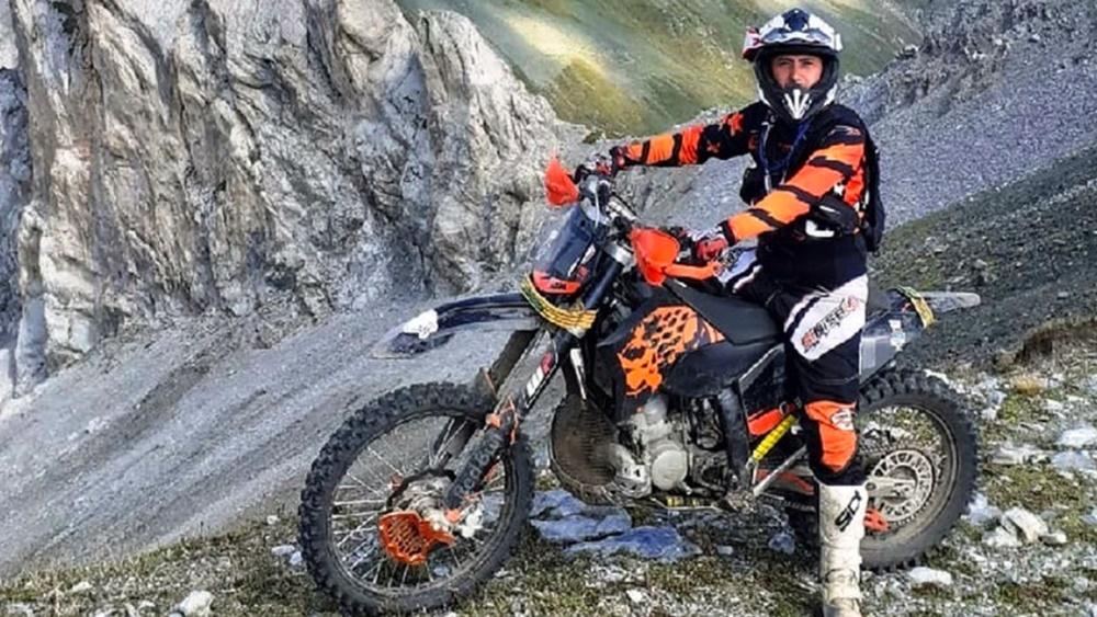 俄男玩越野電單車,失平衡慘墮百米山崖亡。(Twitter)