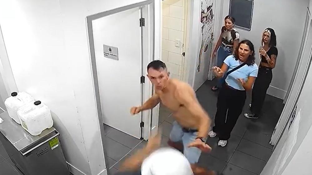 上身赤裸的Billy Fallon開門後二話不說就衝去攻擊清潔工,二人在地上扭打成一團。(Twitter)