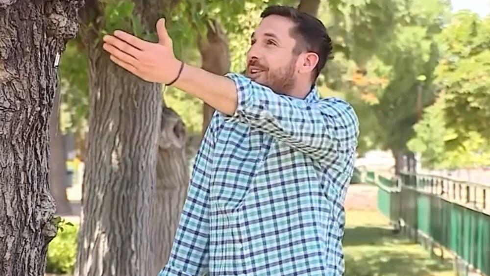 Nicolás Krumm眼白白看著牠飛去,露出無奈笑容。(Twitter)