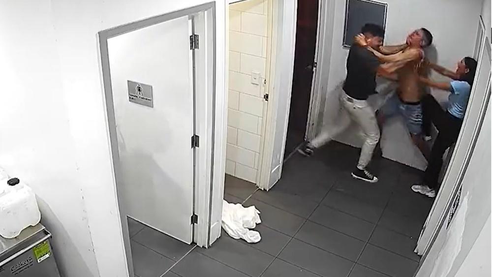 上身赤裸的Billy Fallon開門後二話不說就衝去攻擊清潔工,二人在地上扭打成一團。(Twitter)