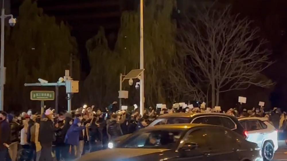 上海連續2晚有幾百人到市內的烏魯木齊中路,舉白紙、點蠟燭及獻上花束。(Twitter)