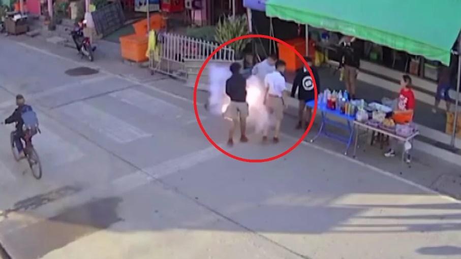 泰國小六生腳多踢同學遇炮仗爆炸,被炸到腳燶。(YouTube)