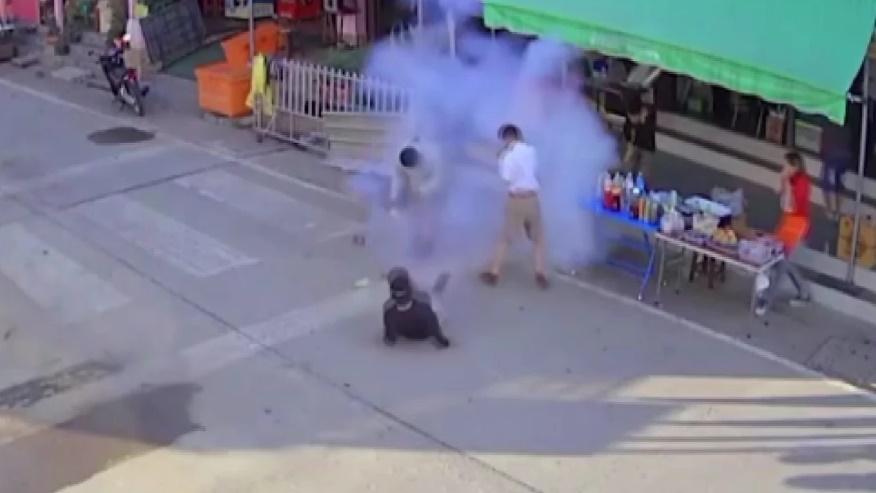 泰國小六生腳多踢同學遇炮仗爆炸,被炸到腳燶。(YouTube)