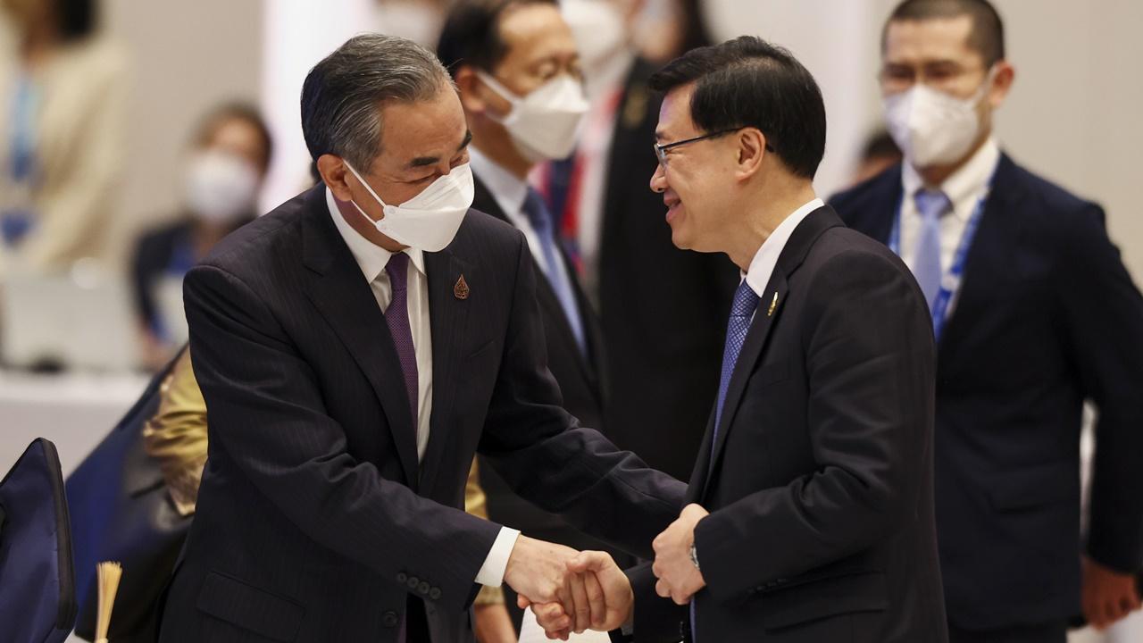 李家超曼谷晤王毅。(AP)