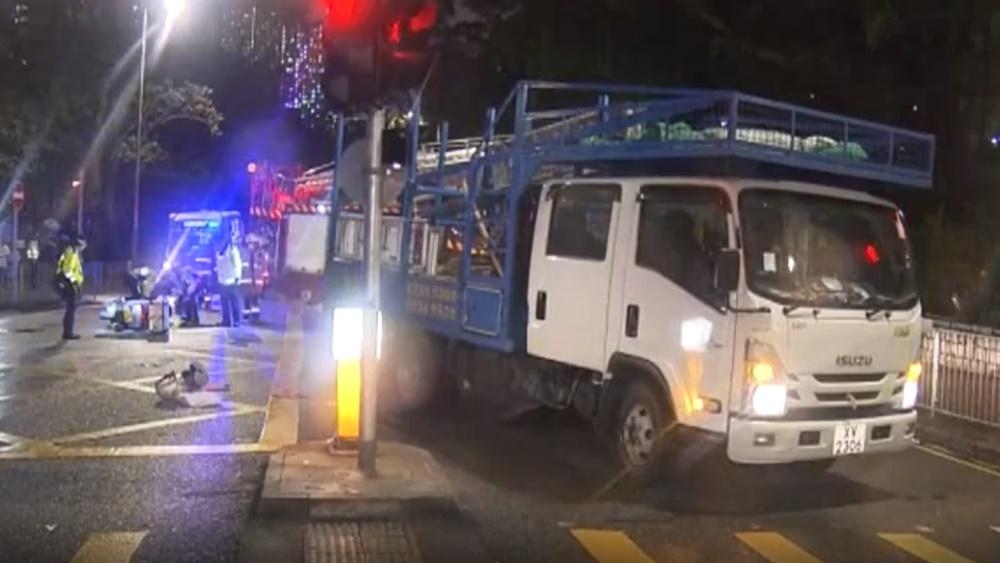 一輛電單車沿東頭村道往九龍城方向行駛,期間疑收掣不及撞向貨車,人仰車翻。(電視截圖)