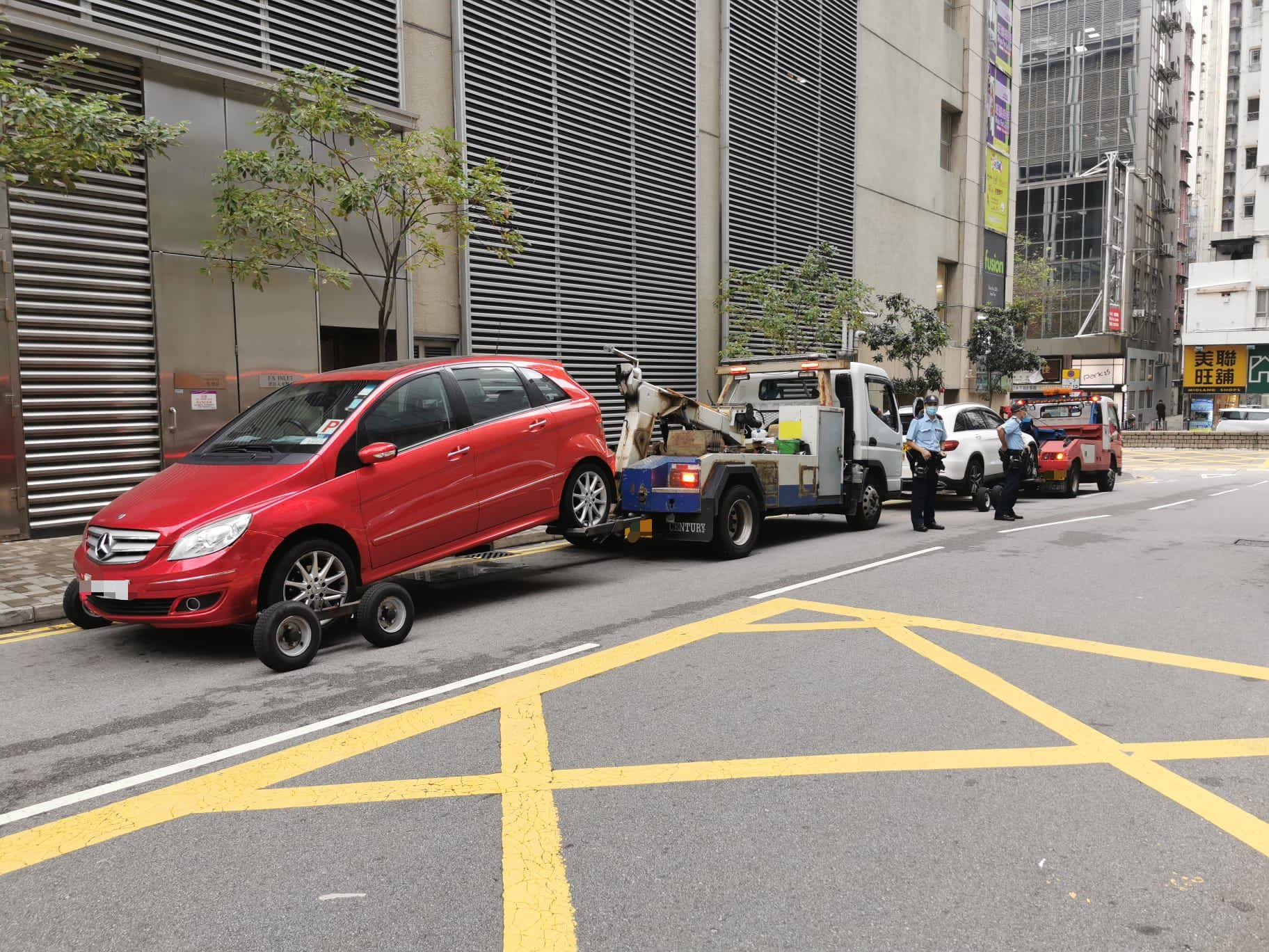 警方亦於區內各交通黑點進行流動錄影執法,其間攝錄到共75輛違例車輛。(警方圖片)