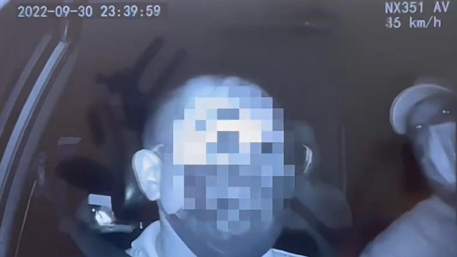 司機位旁的1名戴鴨咀帽男乘客連番出拳打向司機面部並粗言穢語。(的士司機討論區@FB)