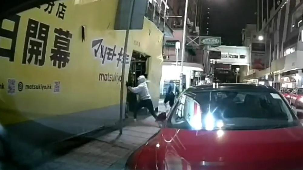 3名身穿連帽衛衣及戴口罩的持刀男子突然跑至,向坐在店外的2名事主施襲,過程僅約5秒隨即拔足逃走。(高登討論區@FB)