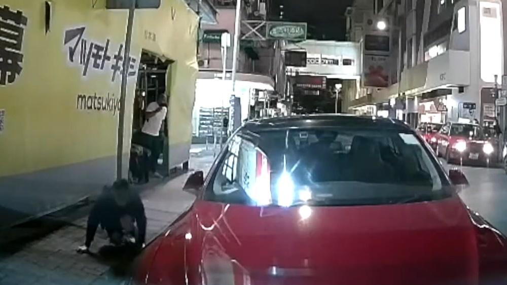 3名身穿連帽衛衣及戴口罩的持刀男子突然跑至,向坐在店外的2名事主施襲,過程僅約5秒隨即拔足逃走。(高登討論區@FB)