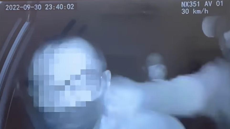 司機位旁的1名戴鴨咀帽男乘客連番出拳打向司機面部並粗言穢語。(的士司機討論區@FB)