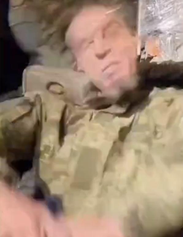 Yevgeny Nuzhin身後一名身穿軍裝的男子隨即用鐵鎚由左至右重擊其的頭部。(Twitter)