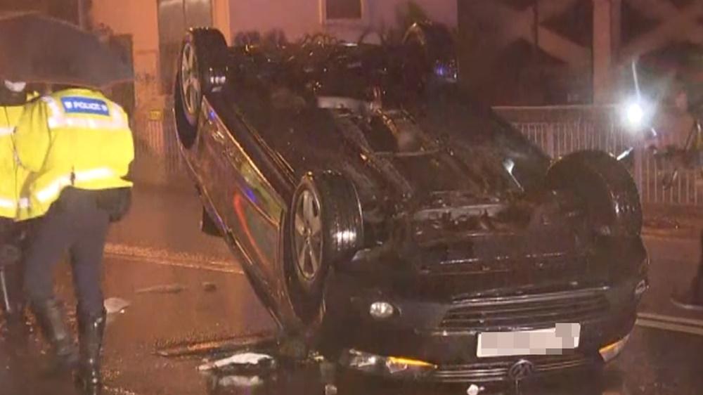 私家車反轉四輪朝天,男司機輕傷一度被困,其後自行爬出車廂。(電視截圖)