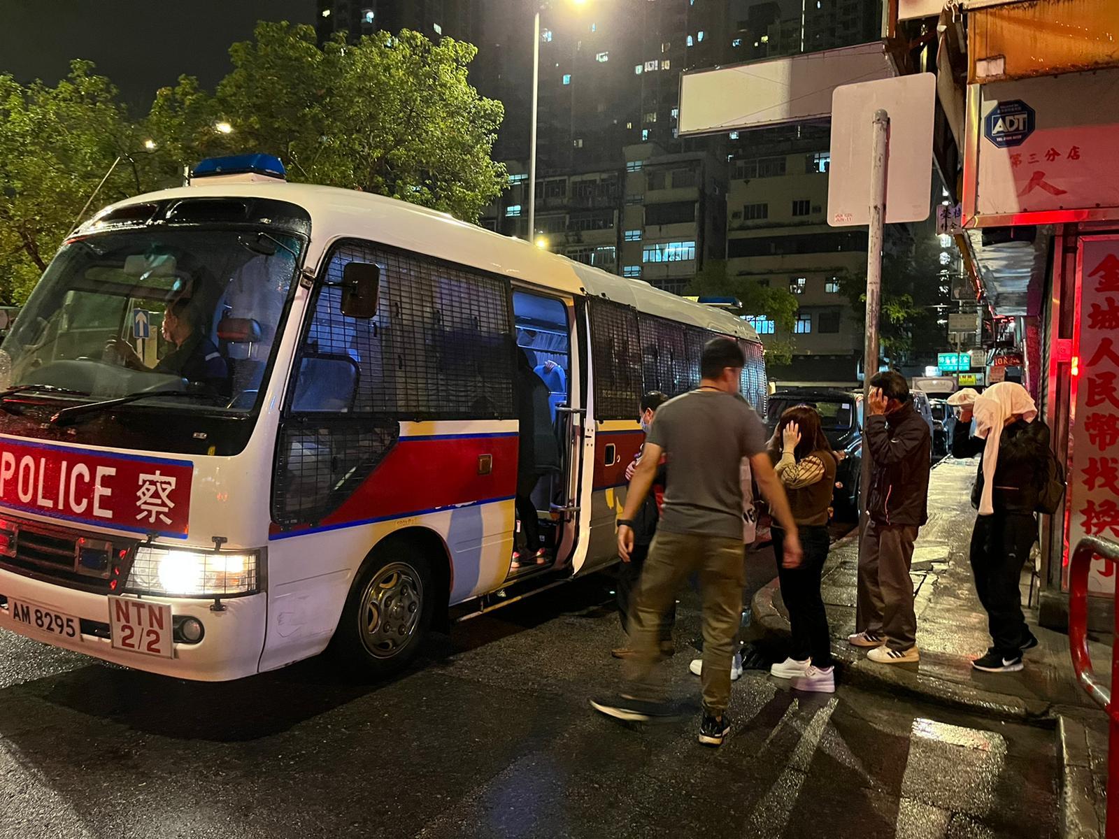 所有被捕人士亦同時涉嫌違反599G,警方遂向他們分別提出檢控或發出定額罰款通知書。(警方圖片)