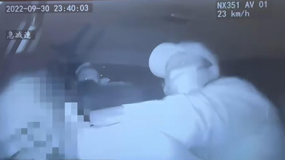 司機位旁的1名戴鴨咀帽男乘客連番出拳打向司機面部並粗言穢語。(的士司機討論區@FB)