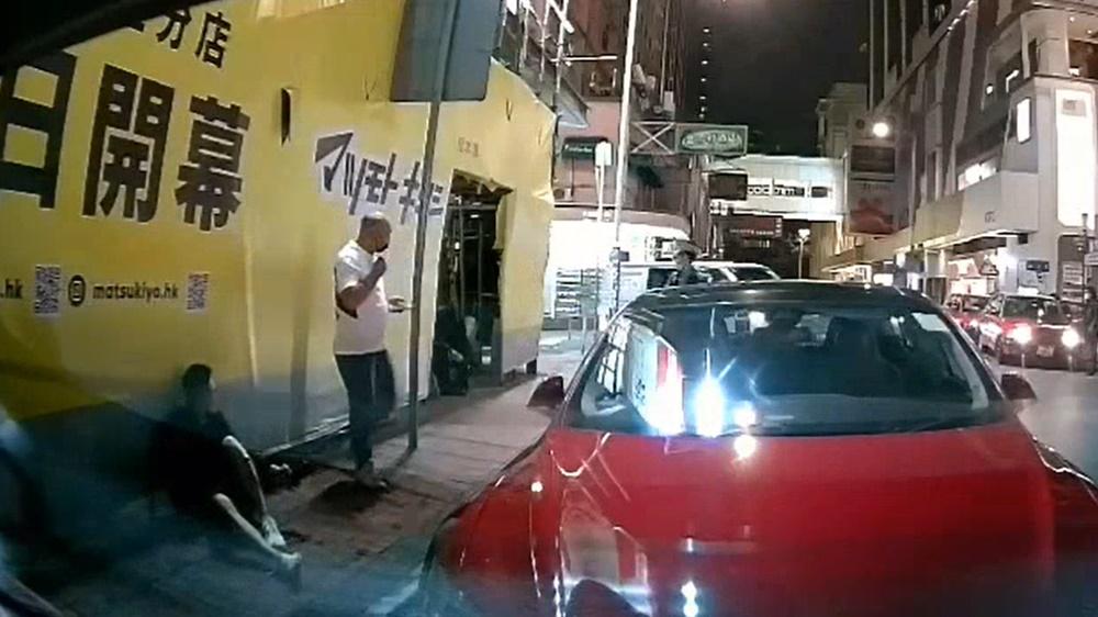 3名身穿連帽衛衣及戴口罩的持刀男子突然跑至,向坐在店外的2名事主施襲,過程僅約5秒隨即拔足逃走。(高登討論區@FB)