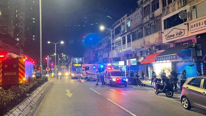 上水婦人捱撞倒地昏迷,涉案七人車疑不顧而去。(香港突發事故報料區(新版)@FB)