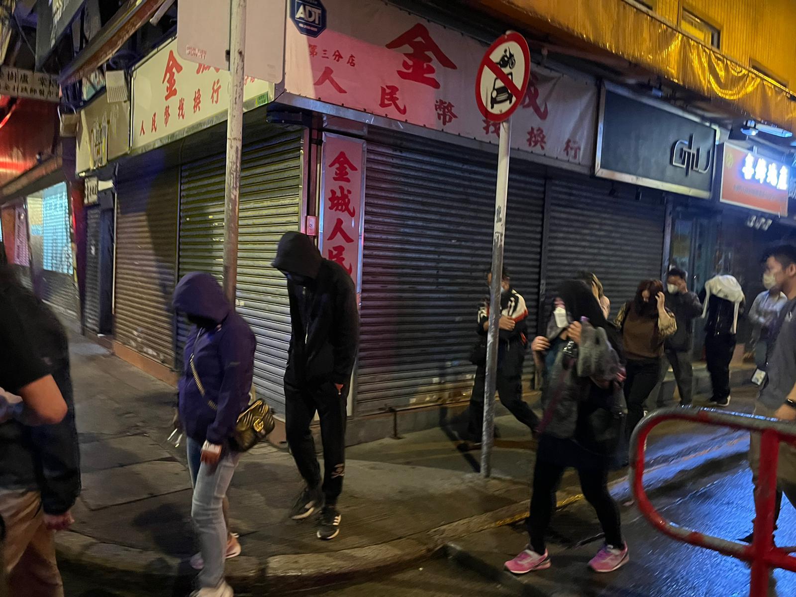 元朗破非法麻雀館,拘男主持及27男女。(警方圖片)
