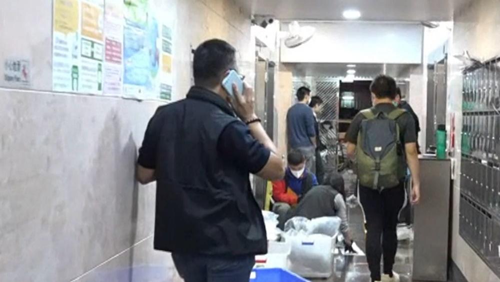 6名被捕男子涉嫌行劫、擅自取去交通工具及行使虛假文書。(電視截圖)