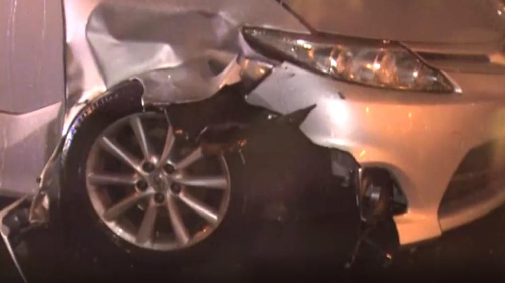 七人車車頭損毀。(電視截圖)