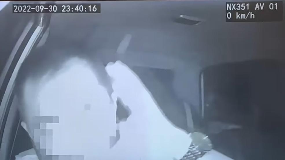 司機本能摸頭並戴回眼鏡開車。(的士司機討論區@FB)