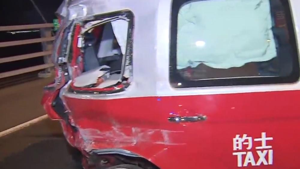 保時捷左邊車頭損毀、的士則車尾受損。(電視截圖)