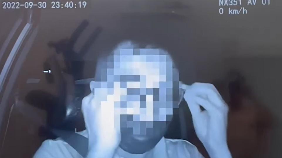 司機本能摸頭並戴回眼鏡開車。(的士司機討論區@FB)