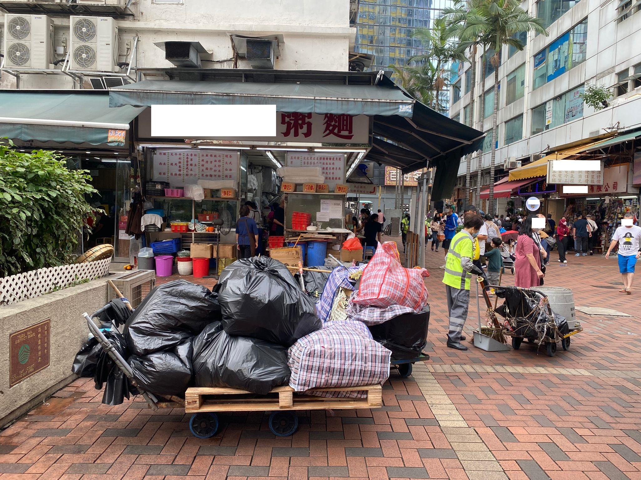 相關部門人員就公眾地方潔淨及店舖非法擴展的情況發出共3張定額罰款通知書及4張警告通知書,並於現場處理共約2.5噸雜物。(警方圖片)