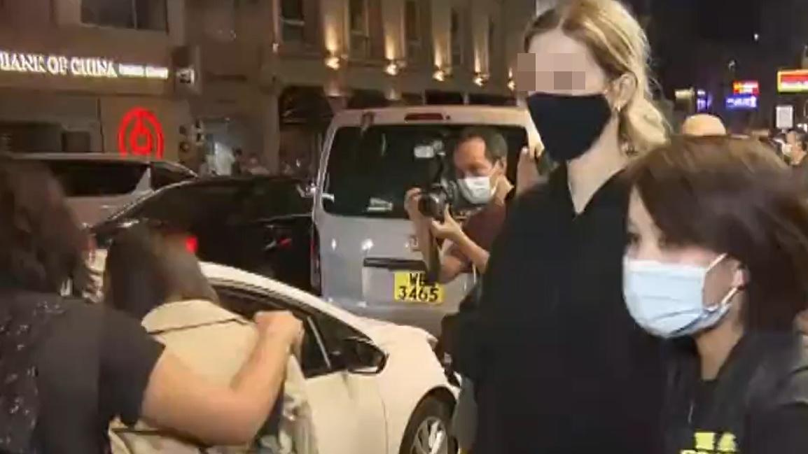 警方拘捕11名年齡介乎23至35歲的內地女子及4名年齡介乎20至30歲的外籍女子,涉嫌違反逗留條件。(電視截圖)