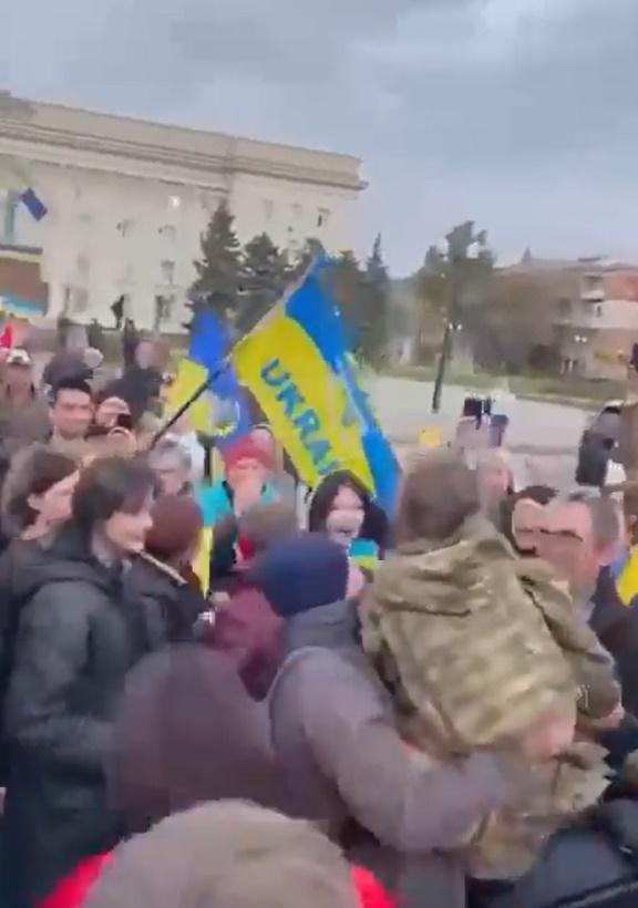 網上流傳多個片段,顯示赫爾松有烏軍及居民手持烏克蘭國旗在街頭遊行慶祝。(Twitter)