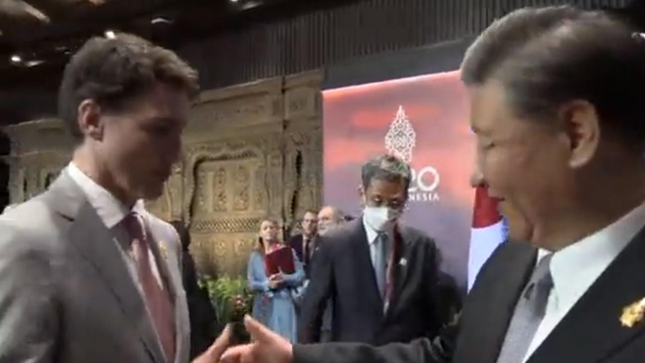 習近平隨後面露笑容,與杜魯多握手後行開。(Twitter)