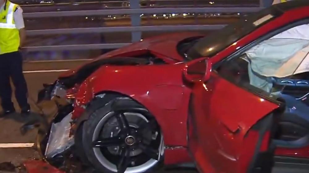 保時捷左邊車頭損毀、的士則車尾受損。(電視截圖)