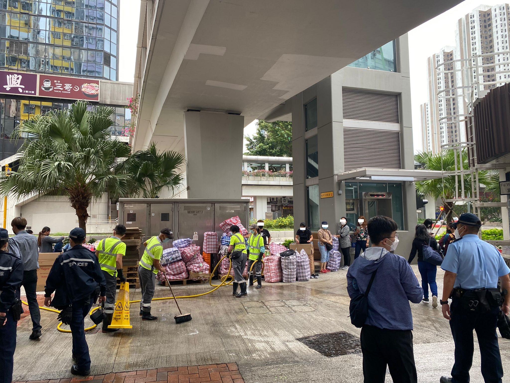 相關部門人員就公眾地方潔淨及店舖非法擴展的情況發出共3張定額罰款通知書及4張警告通知書,並於現場處理共約2.5噸雜物。(警方圖片)