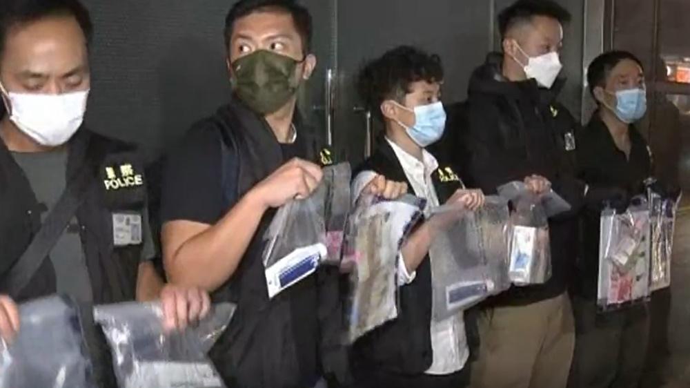 行動中又檢獲約22萬元現金、多部手提電話、一批避孕套、潤滑油、漱口水及毛巾等。(電視截圖)