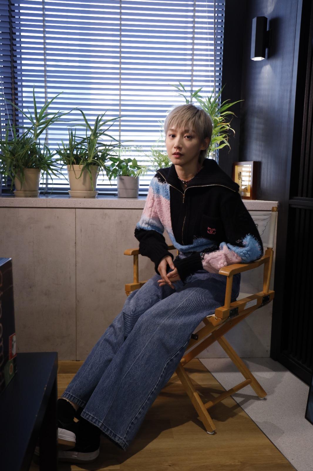 Angela最近還換了清爽金色短髮,笑言是太得閒才忽發其想把頭髮剪短。