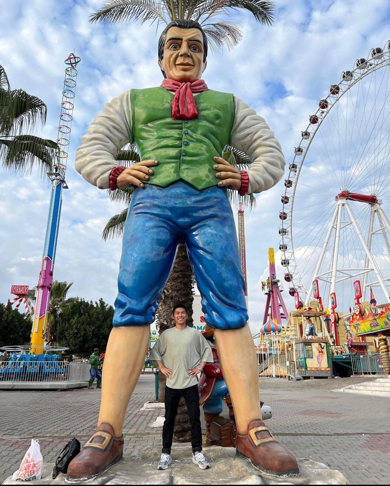 游學修在IG分享一堆「俾阿媽逼影相系列」。