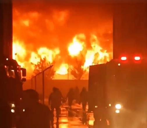 火勢非常猛烈,濃煙湧上半空掩蓋天空。(微博)