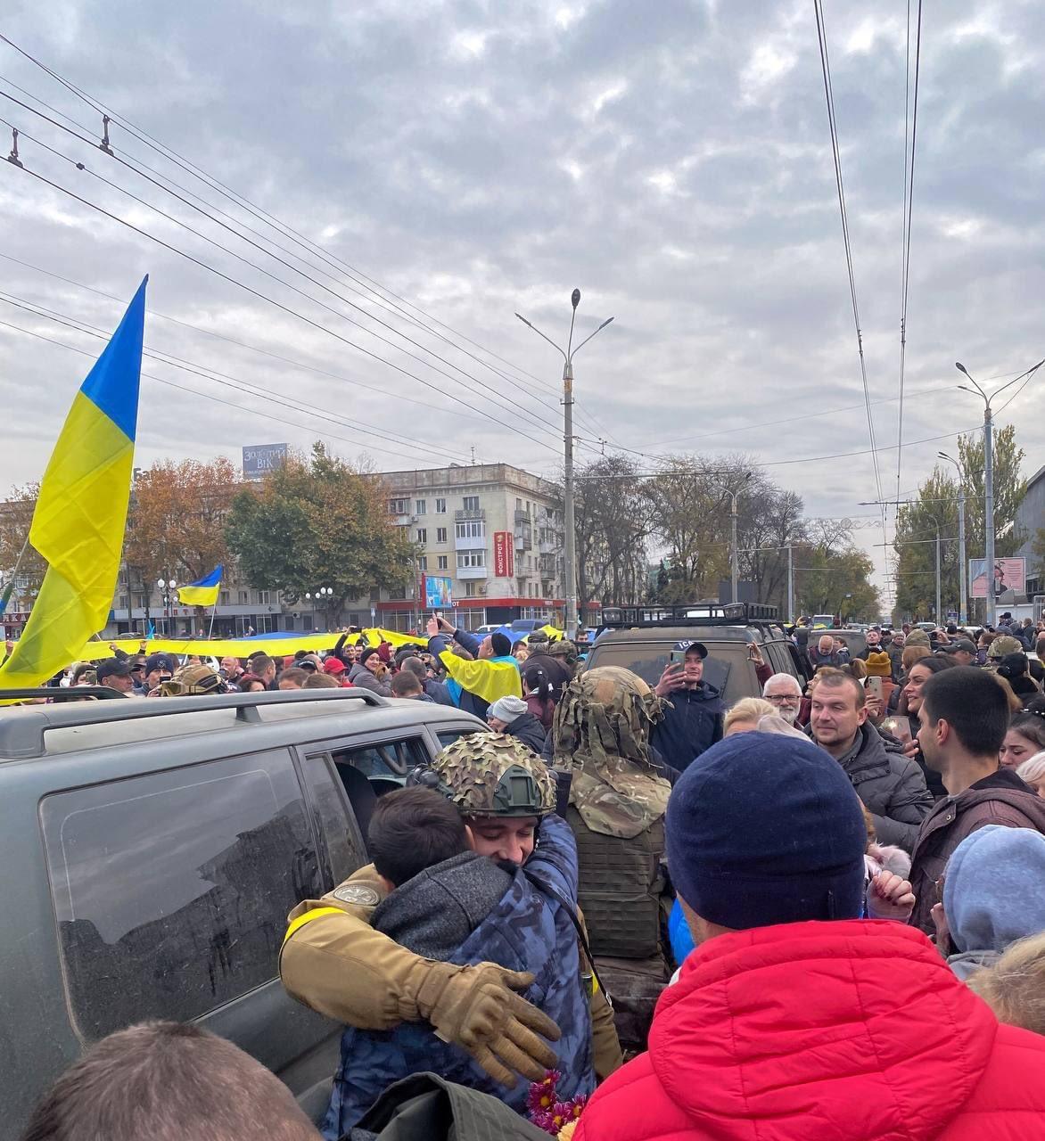 網上流傳多個片段,顯示赫爾松有烏軍及居民手持烏克蘭國旗在街頭遊行慶祝。(Twitter)