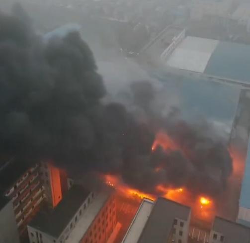 火勢非常猛烈,濃煙湧上半空掩蓋天空。(微博)