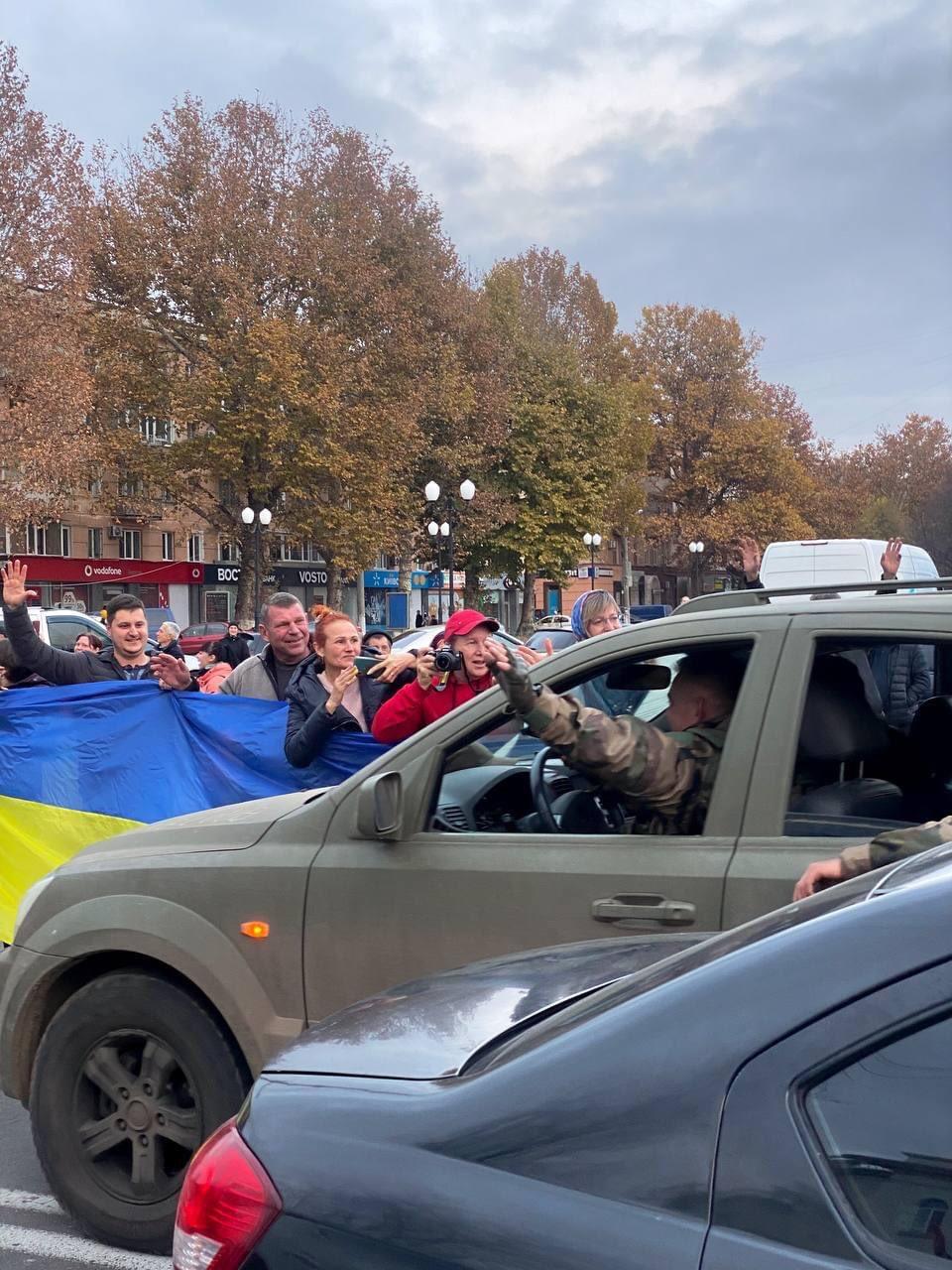 網上流傳多個片段,顯示赫爾松有烏軍及居民手持烏克蘭國旗在街頭遊行慶祝。(Twitter)