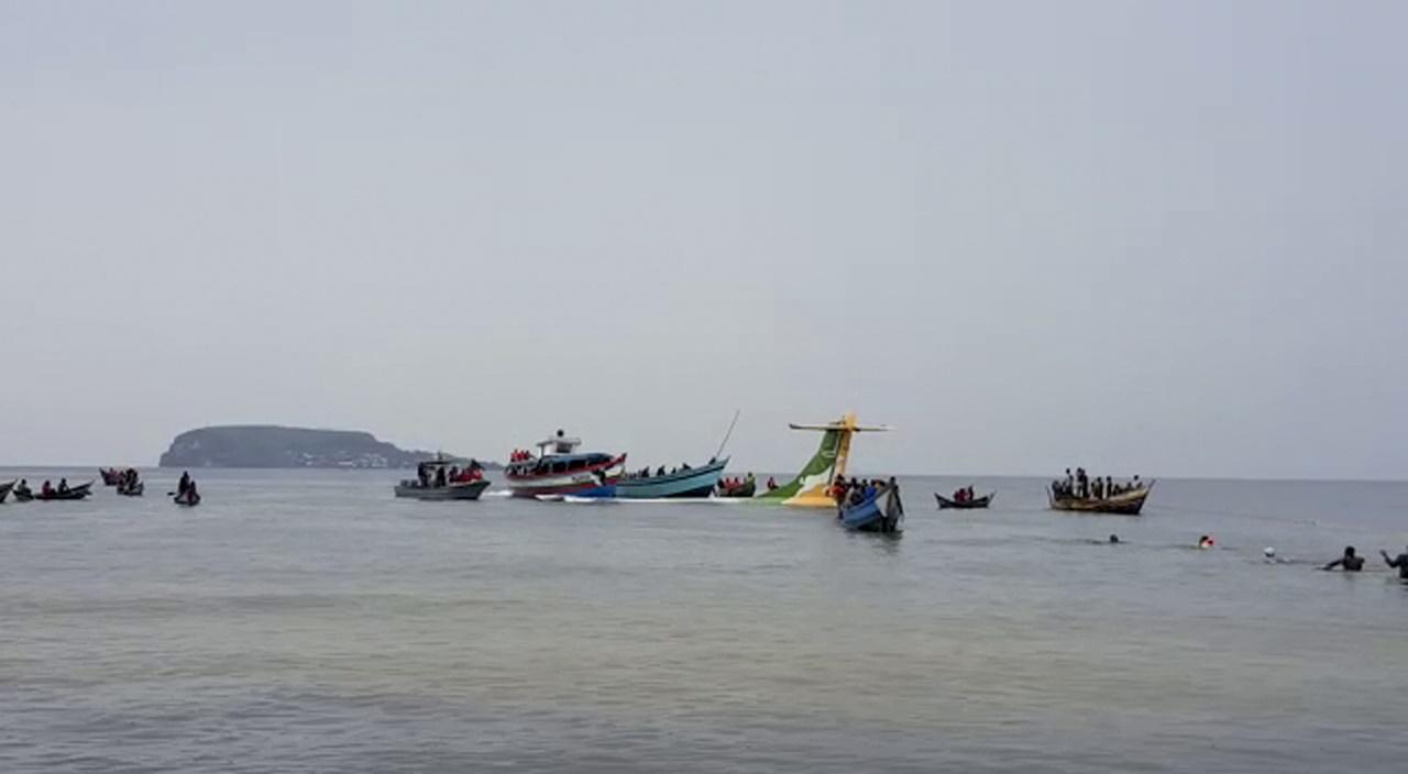 失事飛機墜落西北部的維多利亞湖,機尾部分完整露出水面,大批人合力嘗試將飛機拉上陸地。(Twitter)