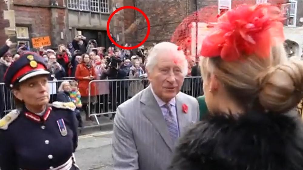 英國國王查理斯三世(King Charles III)及王后卡米拉(Camilla)被人投擲雞蛋,2人並無被掟中。(Twitter)