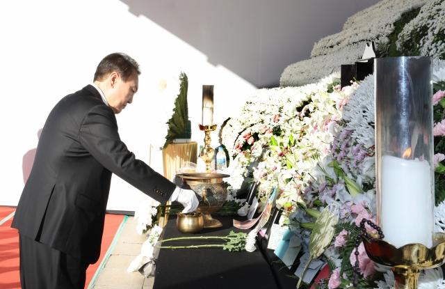 尹錫悅今早再到首爾廣場梨泰院事故遇難者悼念地點悼念死者,據報尹錫悅下令撤查警接求助不作為。(網上圖片)