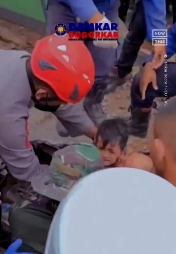 印尼地震增至271人死逾2千傷,5歲童被埋瓦礫2日後獲救。(Twitter)