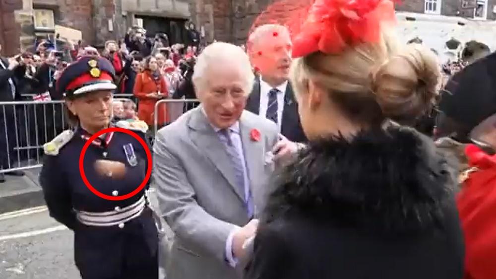 英國國王查理斯三世(King Charles III)及王后卡米拉(Camilla)被人投擲雞蛋,2人並無被掟中。(Twitter)