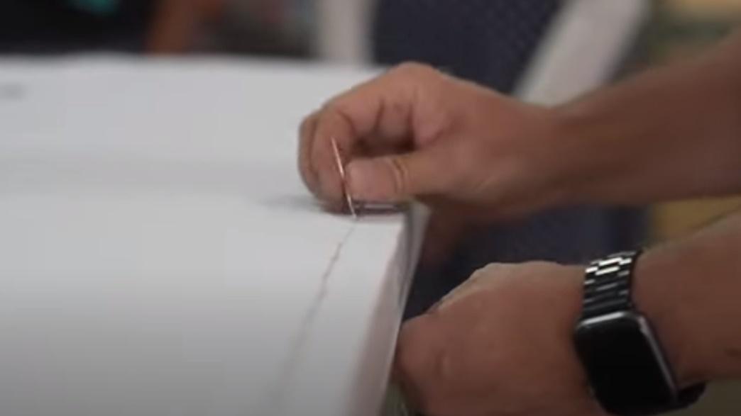 書籍由人手一針一線釘裝,亦是由人手貼上書皮封面。(YouTube)