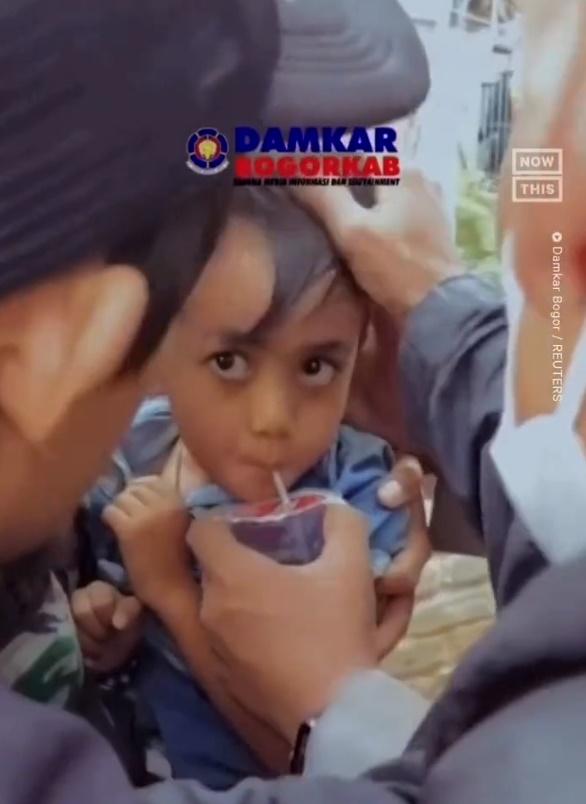 5歲童被埋瓦礫2日後獲救。(Twitter)