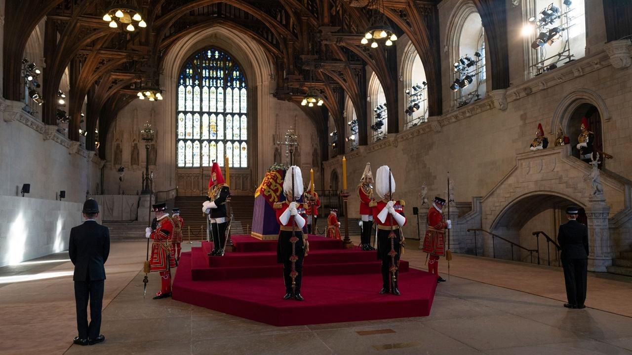 英女王於國葬前,據統計有近25萬人排了多個小時,瞻仰女王靈柩,當時可見人龍蜿蜒到泰晤士河畔。(資料圖片)